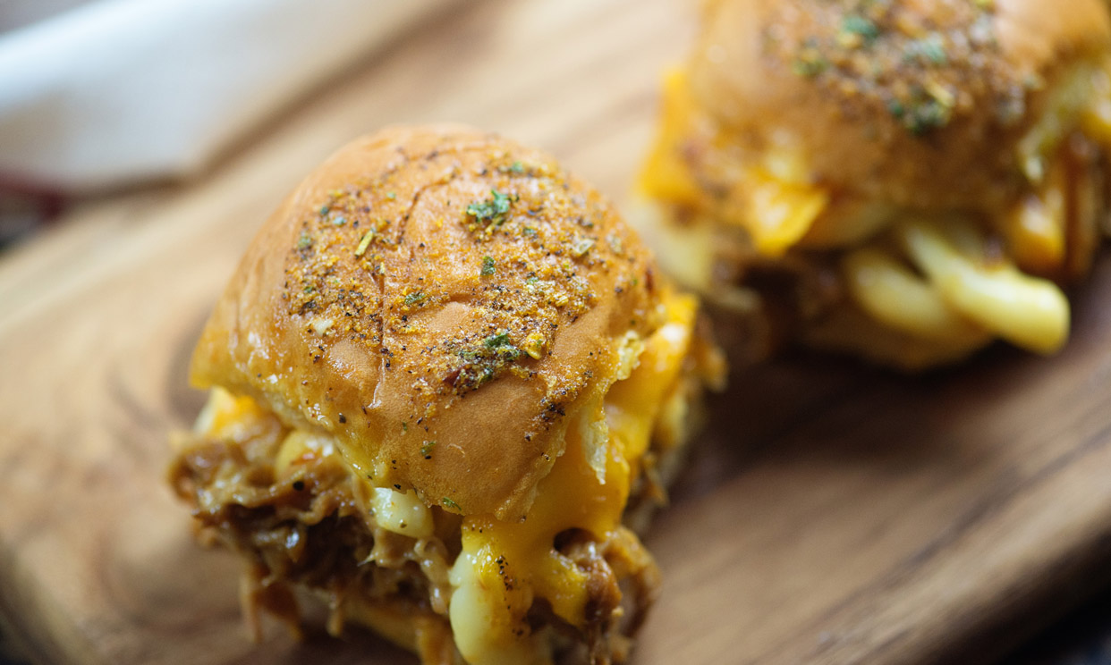 Pulled pork mac and cheese sliders