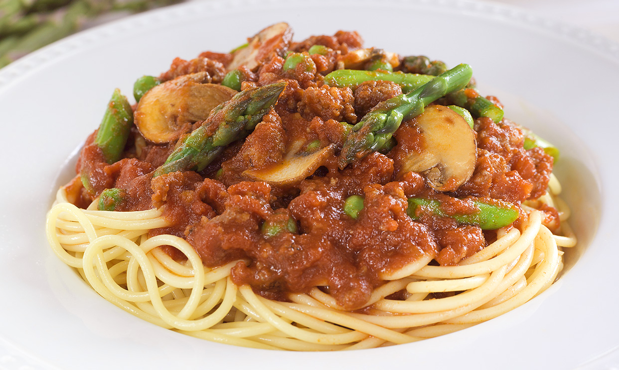 Spaghetti with vegetables and meat