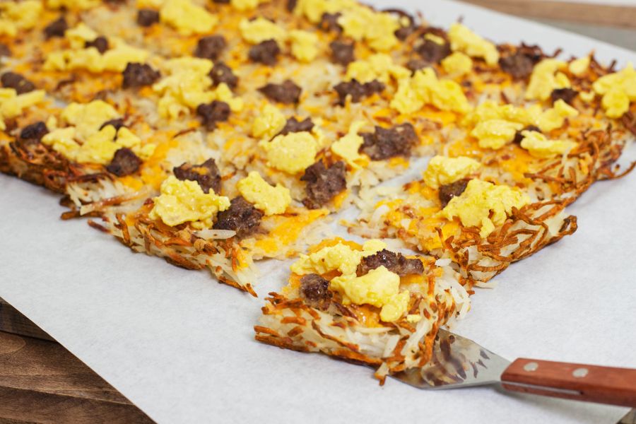 breakfast pizza with hash brown crust